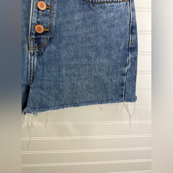 Bershka women’s straight cropped denim shorts raw hem, cutoff button up. Size 4 - Picture 5 of 6